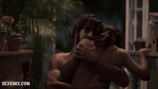 Isabel Burr nue, scène dans La Maison des Fleurs (2020)