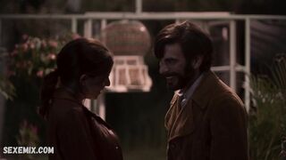 Isabel Burr nue, scène dans La Maison des Fleurs (2020)