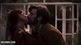 Isabel Burr nue, scène dans La Maison des Fleurs (2020)