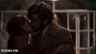 Isabel Burr nue, scène dans La Maison des Fleurs (2020)