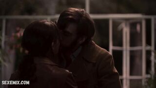 Isabel Burr nue, scène dans La Maison des Fleurs (2020)