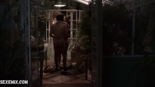 Isabel Burr nue, scène dans La Maison des Fleurs (2020)