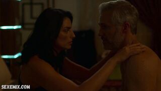 Cecilia Suarez in reggiseno nero, scena sexy in La casa dei fiori