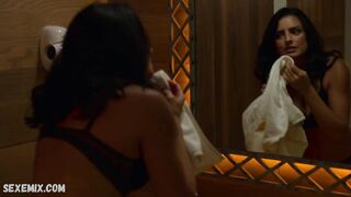 Cecilia Suarez in reggiseno nero, scena sexy in La casa dei fiori