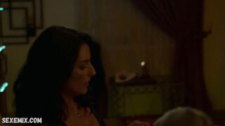 Cecilia Suarez in reggiseno nero, scena sexy in La casa dei fiori