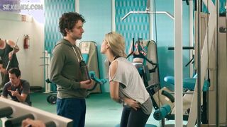 Sheryl Rubio The House of Flowers'ta (2018) çıplak göğüsleri gösterdi, sahne