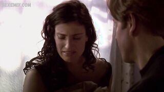 Idina Menzel'in çıplak göğüsleri, Just a Kiss 2002 sahnesi