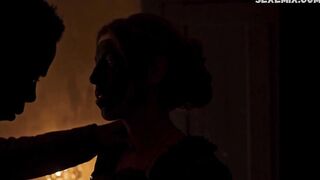 Larisa Faber ci mostra il sedere e le tette, scena in Angelo 2018