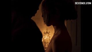 Larisa Faber ci mostra il sedere e le tette, scena in Angelo 2018