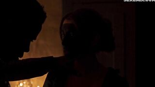 Larisa Faber ci mostra il sedere e le tette, scena in Angelo 2018