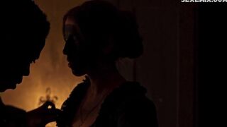 Larisa Faber ci mostra il sedere e le tette, scena in Angelo 2018