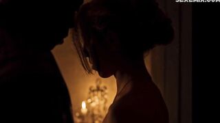 Larisa Faber ci mostra il sedere e le tette, scena in Angelo 2018