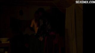 Larisa Faber ci mostra il sedere e le tette, scena in Angelo 2018