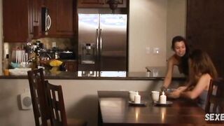 Алисия Арден, Кристин Нгуен, Тиффани Бойер, сцена из фильма Американский нудист