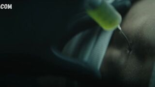 Charlotte Best montre des seins et des fesses nus, scène dans Skinford