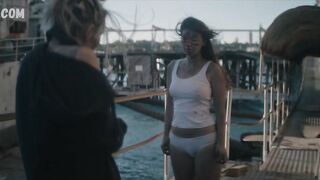 Charlotte Best montre des seins et des fesses nus, scène dans Skinford