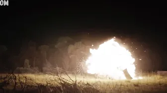 Charlotte Best montre des seins et des fesses nus, scène dans Skinford