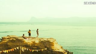 Сцена в бикини Кассиуса Нельсона в фильме «Белые линии» 2020 г.