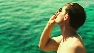 Сцена в бикини Кассиуса Нельсона в фильме «Белые линии» 2020 г.