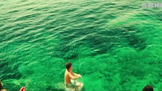 Сцена в бикини Кассиуса Нельсона в фильме «Белые линии» 2020 г.