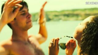 Сцена в бикини Кассиуса Нельсона в фильме «Белые линии» 2020 г.