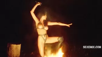 Julie Strain siyah sutyen ve külotla, Sahne Düşman Altını