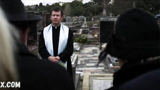 Шарлотта Грегг сексуальна в машине, сцена в фильме «Дэйв мертв» (2012)