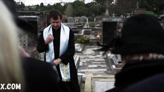 Шарлотта Грегг сексуальна в машине, сцена в фильме «Дэйв мертв» (2012)