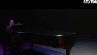 Lucy Hale im roten Kleid, Szene in Big Gold Brick