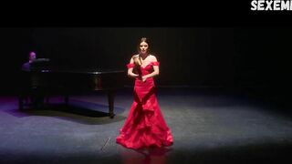 Lucy Hale im roten Kleid, Szene in Big Gold Brick