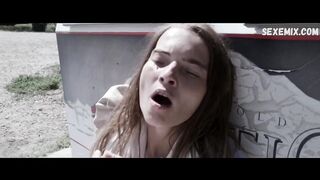 Patrycja Planik üstsüz, Lillian (2019) filmindeki sahne