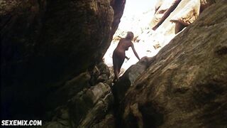 Angie Milliken sexy, Szene in Dead Heart (1996)