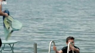 Бикини Ниам Уилсон, сцена в фильме «Кого ты знаешь» (2019)