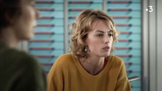 Грудь Адель Симфал, сцена в Les Mysteres de la basilique (2018)