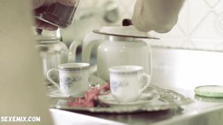 Juliane Elting sexy, cena do Café da Manha (2012)