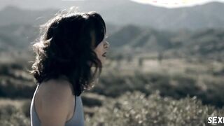 Груди Авроры Перрино, сцена в Into The Dark s01e08 (2019)