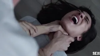 Seios de Aurora Perrineau, cena em Into The Dark s01e08 (2019)