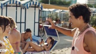Giulia Schiavo, Claudia Tranchese Sotto il sole di Riccione (2020) filmindeki seksi bikini sahnesi