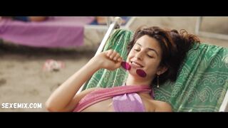 Giulia Schiavo, Claudia Tranchese Sotto il sole di Riccione (2020) filmindeki seksi bikini sahnesi