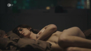 Friederike Becht çıplak, Der gleiche Himmel s01e03 (2017)'den seks sahnesi