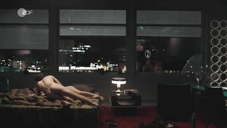 Friederike Becht çıplak, Der gleiche Himmel s01e03 (2017)'den seks sahnesi