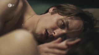 Friederike Becht çıplak, Der gleiche Himmel s01e03 (2017)'den seks sahnesi
