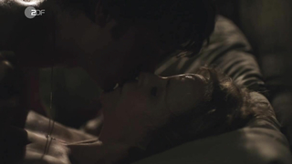 Friederike Becht çıplak, Der gleiche Himmel s01e03 (2017)'den seks sahnesi