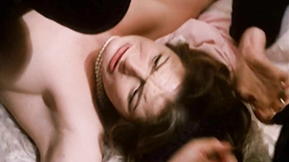 Delia Lindsay nue, scène de sexe de À cause des chats (1973)