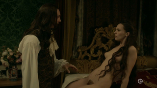 Anna Brewster nue, scène érotique de Versailles s02e09,10 (2017)