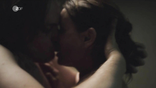 Anja Kling çıplak, Der gleiche Himmel s01e03 (2017)'den seks sahnesi