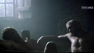 Grazyna Wolszczak nue, Maria Peszek nue, Julita Famulska nue, Malgorzata Zasztowt nue, Joanna Fidler nue, scène érotique de Wiedzmin (2001)