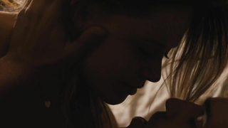 Emily Atack nuda, scena di sesso da Lost in Florence (2017)