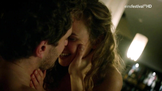 Karin Hanczewski çıplak, Meuchelbeck s01e05'ten seks sahnesi (2015)