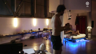 Katrin Hess çıplak, Einstein'dan erotik sahne (2015)